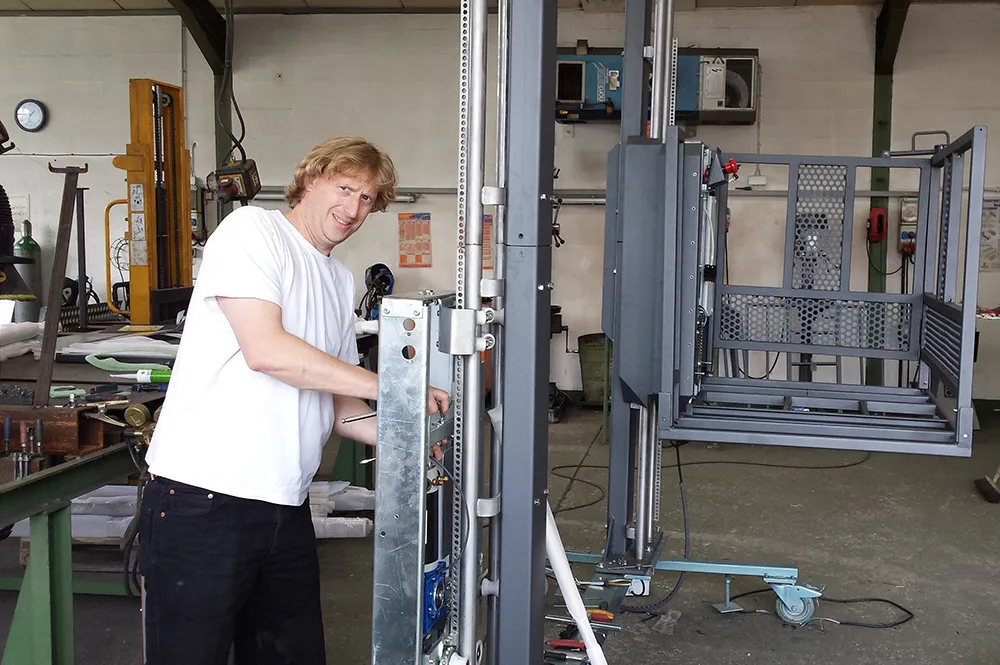 Arne Buchholz bei der Montage eines Treppenliftes