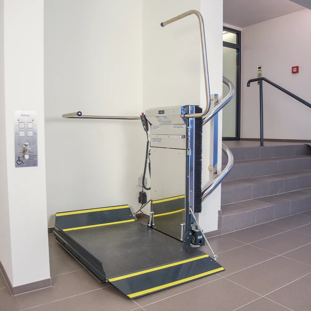 Plattformlift innen in Parkposition auf der unteren Ebene