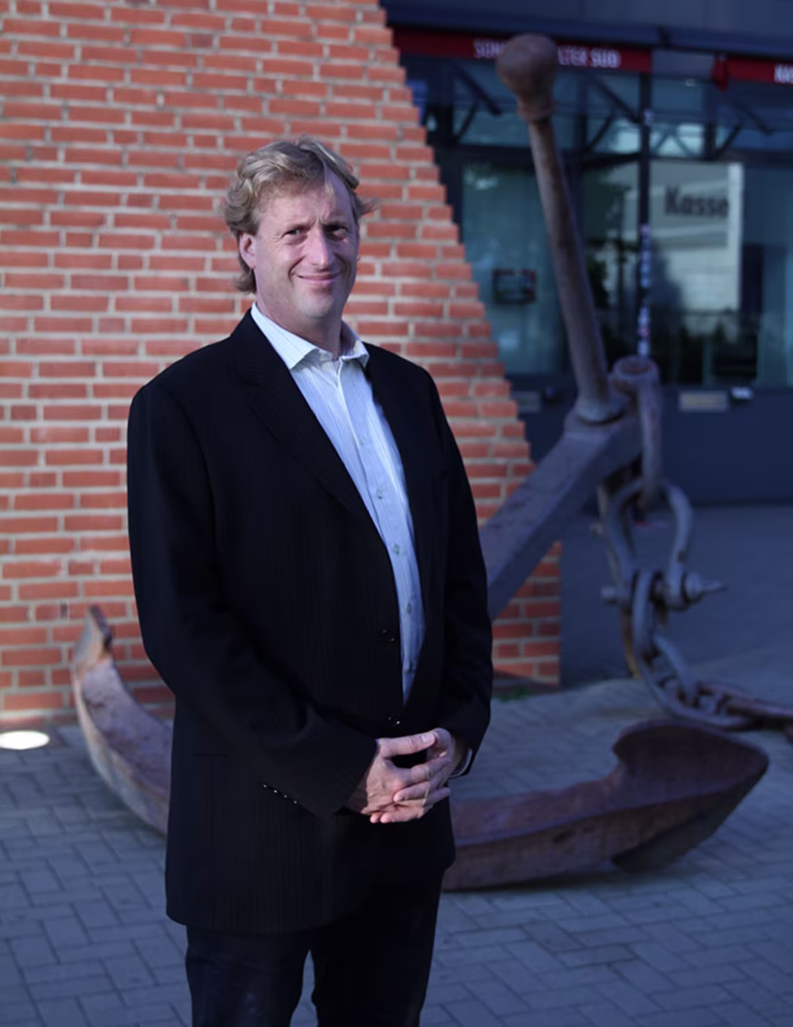 Portrait von Sachverständiger Arne Buchholz vor dem Stadion des FC St. Pauli