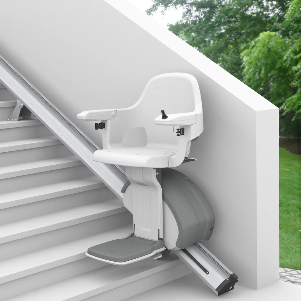 Gerader Treppenlift an einer Terrassenwand im Garten.