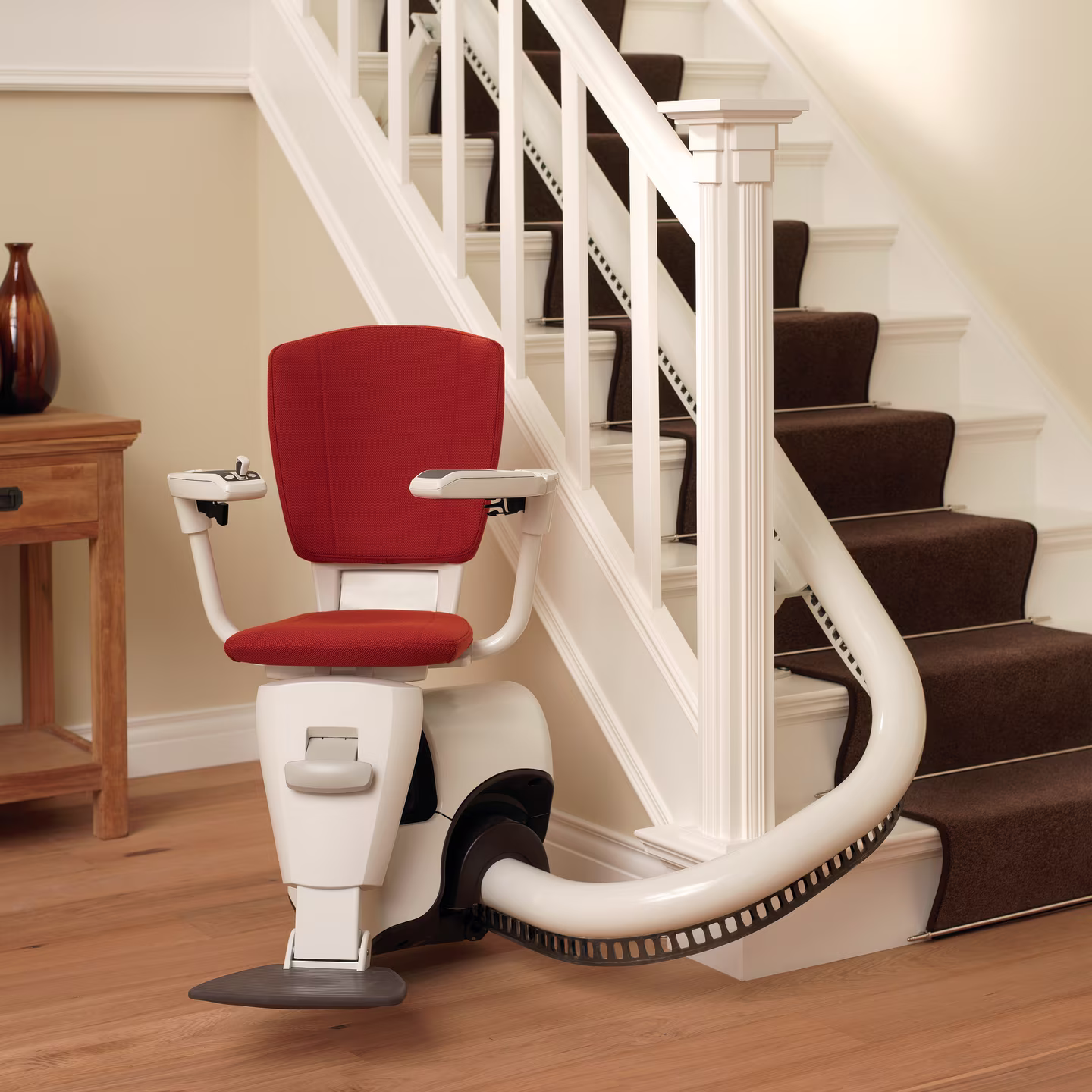 Ein Treppenlift in unterer Parkposition | Rhein-Mosel Lifte leistet Wartung und Reparatur von Sanimed Treppenliften