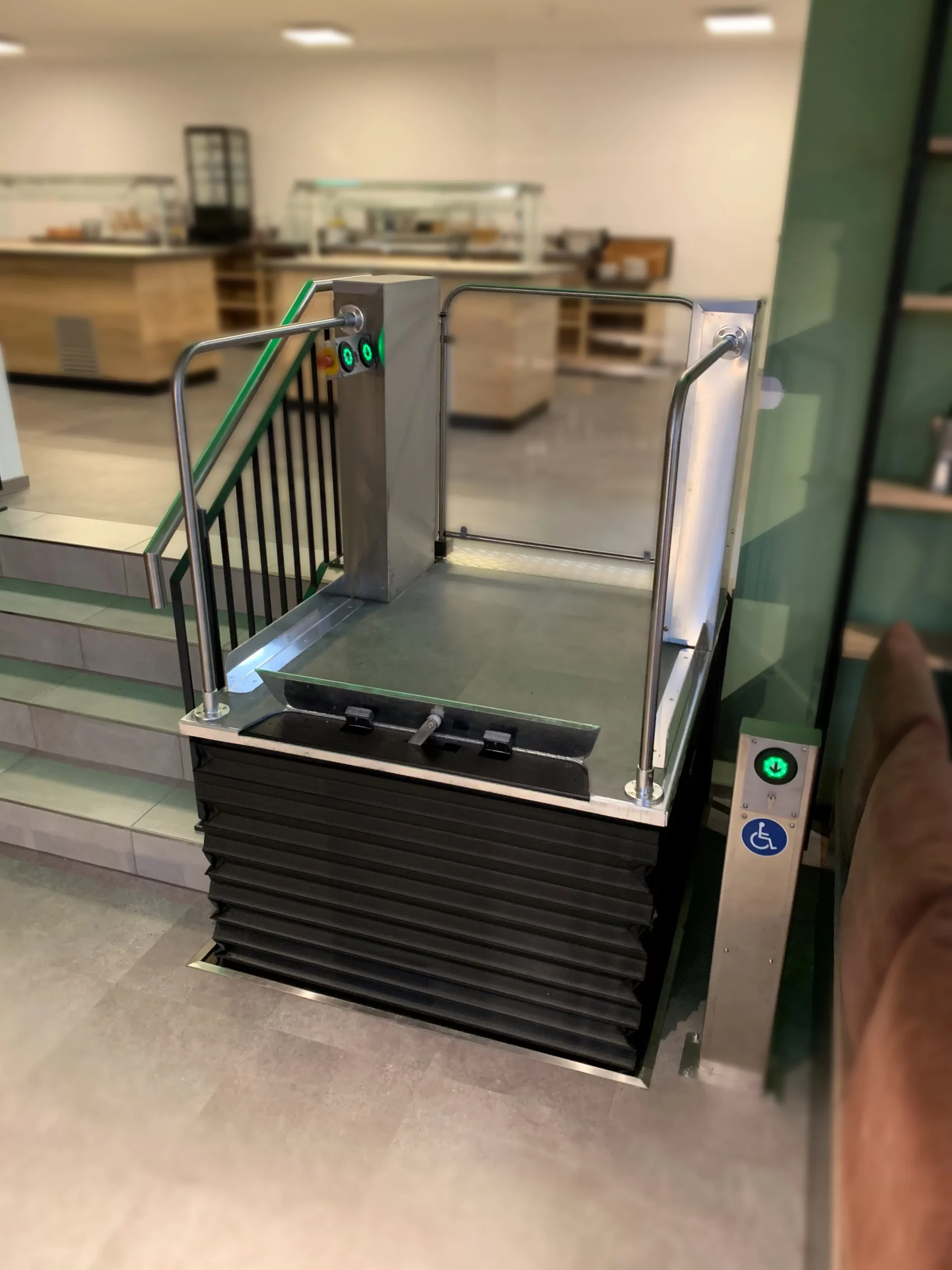 Hublift neben einer Treppe in einem Büro. Rhein-Mosel Lifte bietet qualitativ hochwertige Hublifte und ehrliche Beratung.