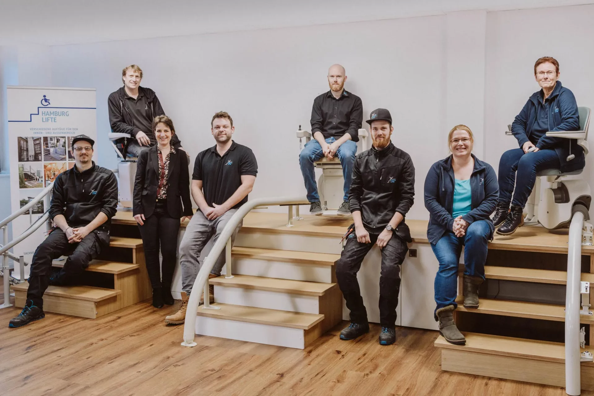 Das Team von Rhein-Mosel Lifte sitzt im Treppenlift-Showroom, auf der Probefahrten bei Rhein-Mosel Lifte möglich sind.