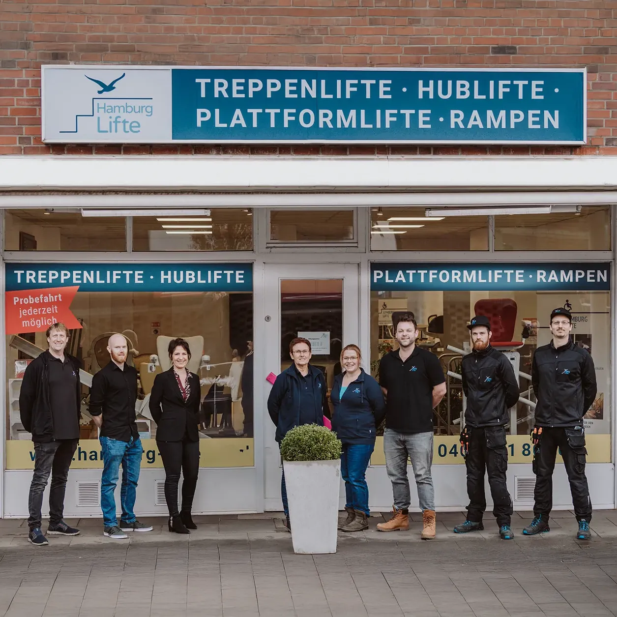Das Team von Rhein-Mosel Lifte vor dem Ladengeschäft in Hamburg Wellingsbüttel.